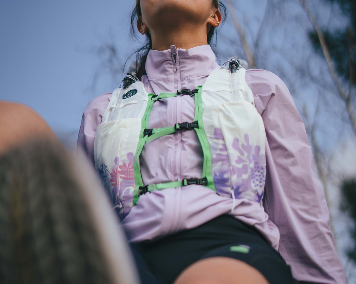 Bien choisir son sac de trail : Pourquoi la morphologie féminine change tout ?